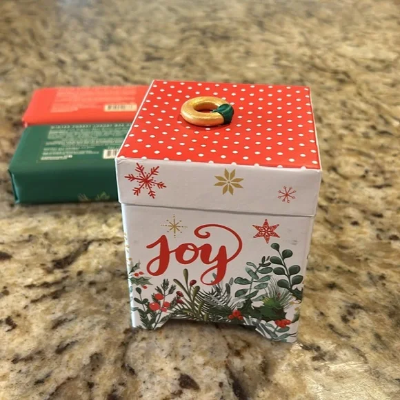 Holiday candle and soap bundle - Picture 7 of 8